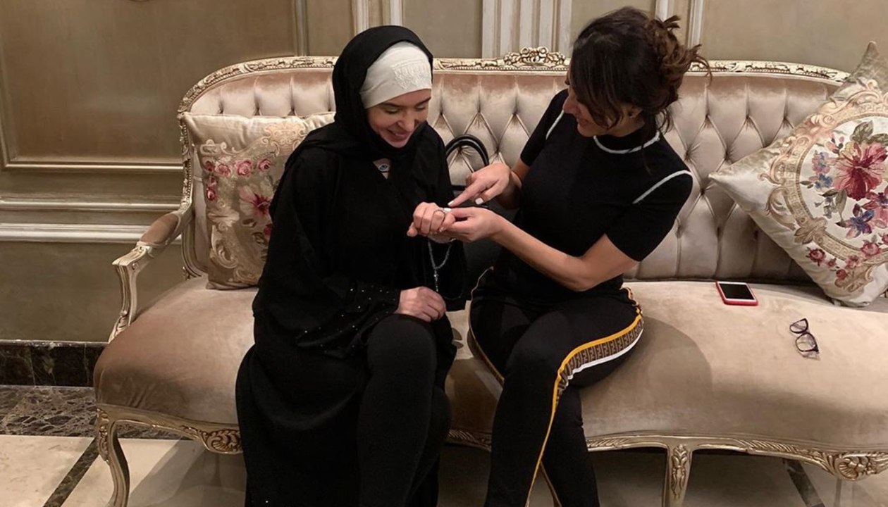 فيديو أول رد فعل من دينا بعد أن أعلنت بسمة وهبة عن زواجها في السعودية