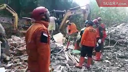 Proses Pencarian Korban Longsor Makam Raja Imogiri