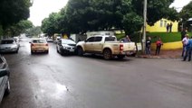 Carros batem de frente na Rua da Bandeira
