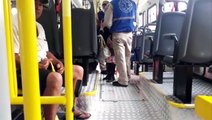 Passageira é atendida pelos Bombeiros em ônibus na Av. Brasil