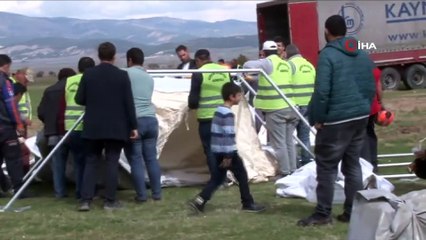 Deprem bölgesinde çadırlar kuruluyor