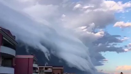 Un tsunami de nuages effraie les habitants d’une ville en Italie