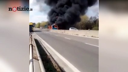 Milano, senegalese incendia il bus con la scolaresca a bordo "Vendico i morti in mare" | Notizie.it