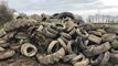 Huit tonnes de pneus déversés devant le portail d’un militant écologiste