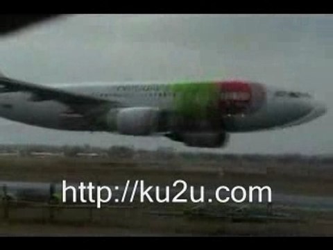 Big aeroplan Airbus A310 turn at low pass