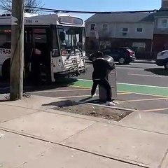 Prendre le bus avec un distributeur de billets