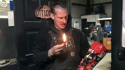Ce homme complètement dingue mange des chips en feu