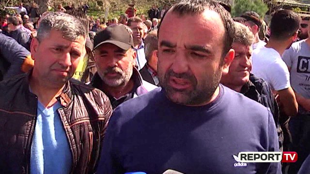 Report TV -Fermerët në protestë, derdhin qumështin në rrugën Lushnje-Fier