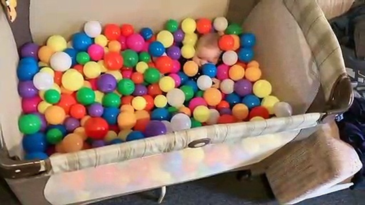 Ce bébé a une vie de rêve dans une piscine de boules !