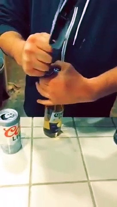 Il peut décapsuler sa bière avec tout ! ustensiles, bois, fauteuil, canapé, télévision