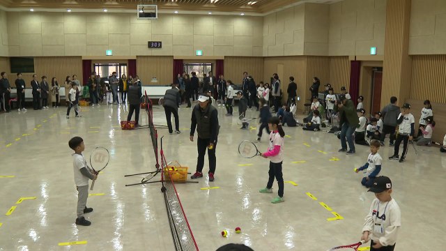 NH농협은행 스포츠단, 재능 기부 테니스 행사 / YTN