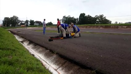 Motociclista sofre queda na PRc-467 ao ser 'fechado' por carro