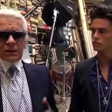 Un mois après le décès de Karl Lagerfeld, Baptiste Giabiconi rend hommage au styliste: Je ne m'y ferai jamais
