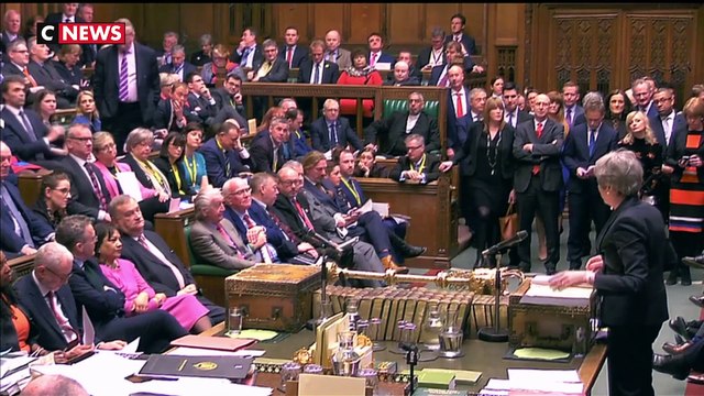 Theresa May demande le report du Brexit