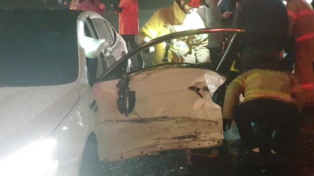 버스가 승용차 들이받아...6명 부상 / YTN