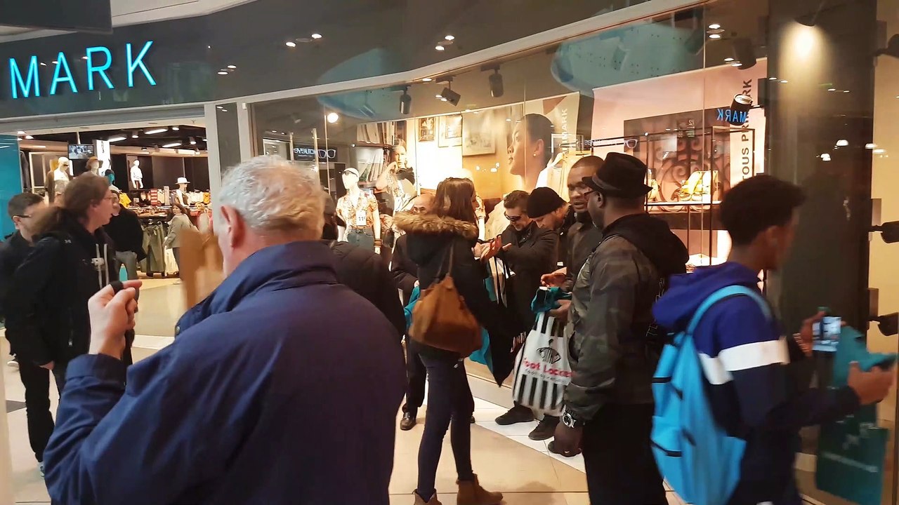 Lyon Part-Dieu : des agents de sécurité  manifestent devant le magasin Primark