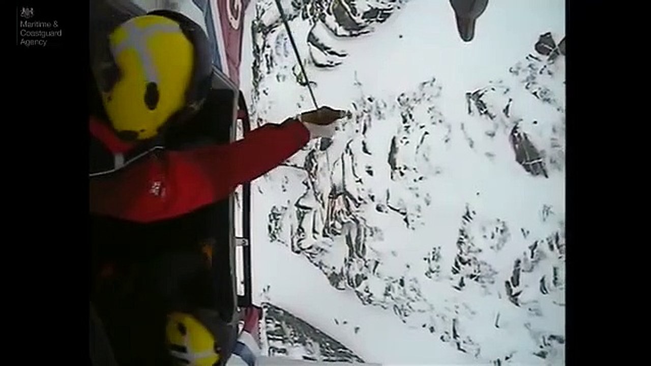 Le sauvetage en hélicoptère d'un chien bloqué dans la neige