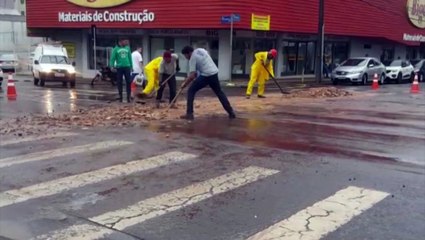 Entulhos caem de caminhão e deixam cruzamento parcialmente interditado