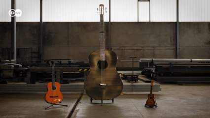 O violão gigante de mais de 2 metros e 57 quilos