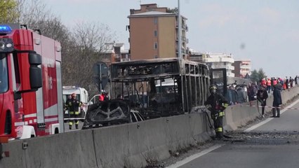 伊 50여명 탄 스쿨버스 납치 방화로 전소...학생 등 승객 모두 구출 / YTN
