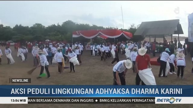 Adhyaksa Dharma Karini Bersih-bersih Sampah di Pantai Mertasari