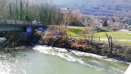 Le Bourget du lac : de la mousse blanche sur la Leysse