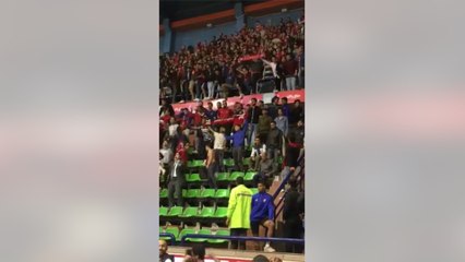 جمهور الأهلي في بطولة إفريقيا للطائرة يحتفل بتعادل الزمالك والمقاولون