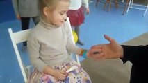 Quand une petite fille humilie un magicien, très maline la gamine