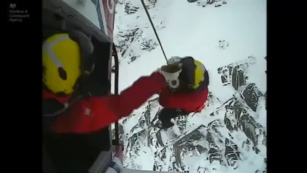 Sauvetage d'un chien coincé dans la neige depuis 2 jours
