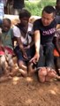 Tous les enfants de cette tribu Africaine ont les pieds déformés