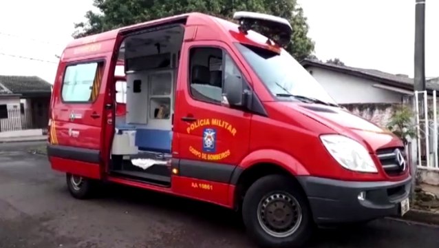 Homem, vítima de queda, é socorrido pelo Siate