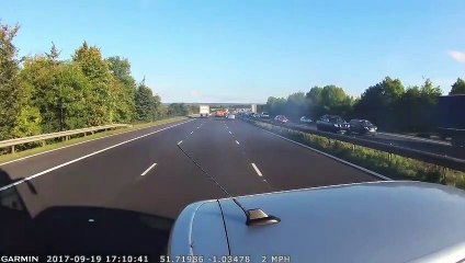 Ce conducteur s'est arrêté à quelques centimètres d'une voiture sur l'autoroute