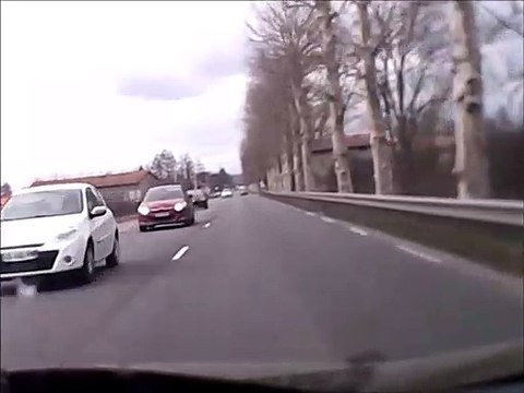 Colchón vuela por los aires y rompe parabrisas