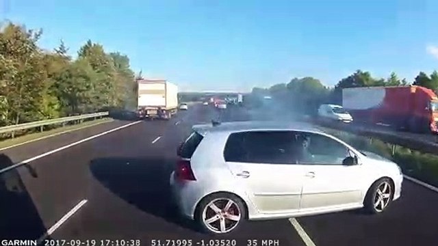 Conductor para milagrosamente a pocos centímetros de un coche