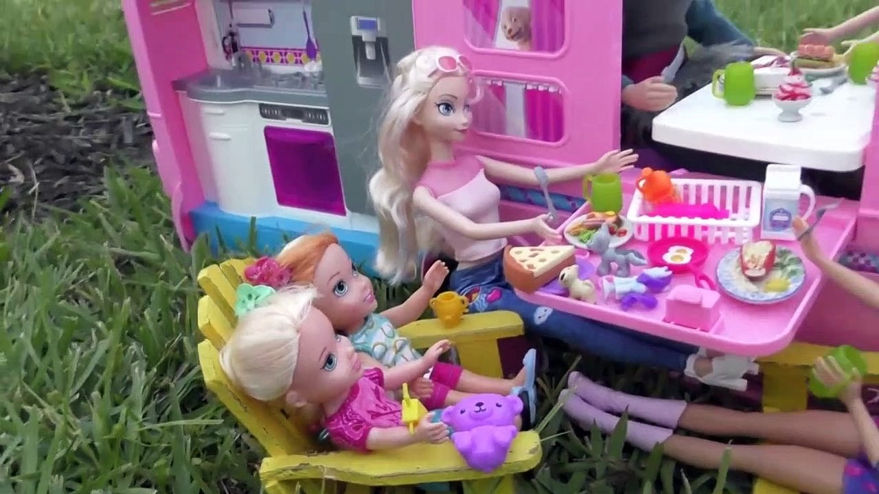 LE ! Elsa & Anna bambins vont faire du Camping avec Barbie - Construit-Dans la piscine, jouer de pique - Nique