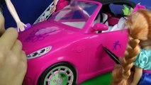 Elsa et Anna, les tout-petits de DESSINER sur de Barbie NOUVELLE Voiture! N'Barbie permettre? Ils attirent les jolies choses