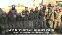 Des combattants des FDS célébrent la victoire imminente contre l'EI