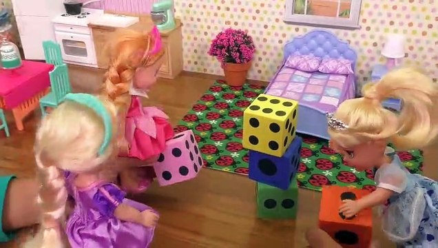 Période de jeu ! Elsa et Anna, les tout-petits de jouer à Cendrillon de la maison