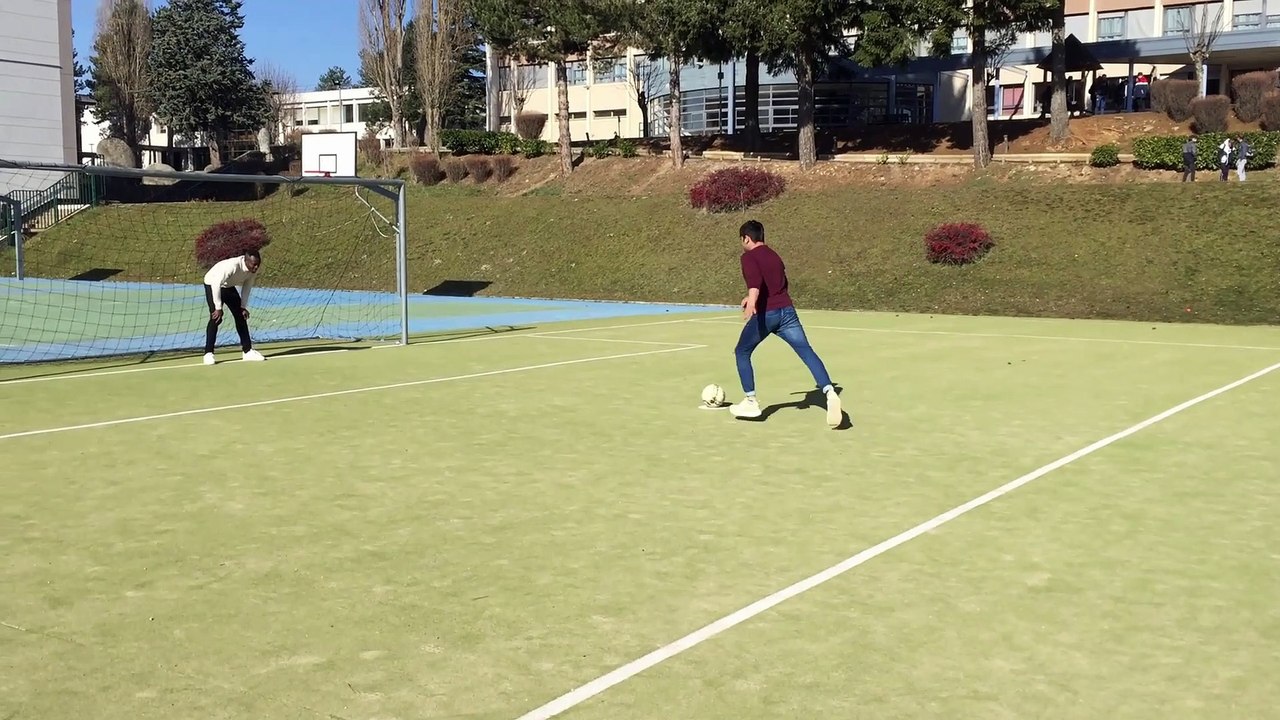 Regards d'ailleurs ... Egalité filles garçons ?