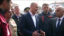 İçişleri Bakanı Süleyman Soylu, depremde evleri yıkılan vatandaşlarla bir araya geldi