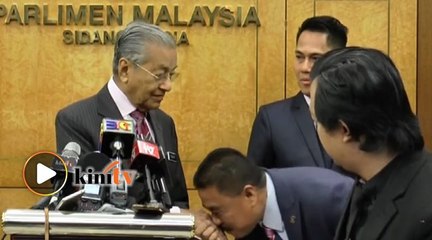 Aksi spontan MP Kuala Krau cium tangan Dr M