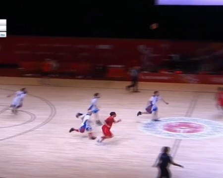 لقطة: منتخب الولايات المتحدة الأمريكية يُنافس ستيفن كوري في الألعاب الأولمبية الخاصة