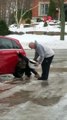 La galère de ce couple sur le verglas devant leur voiture !