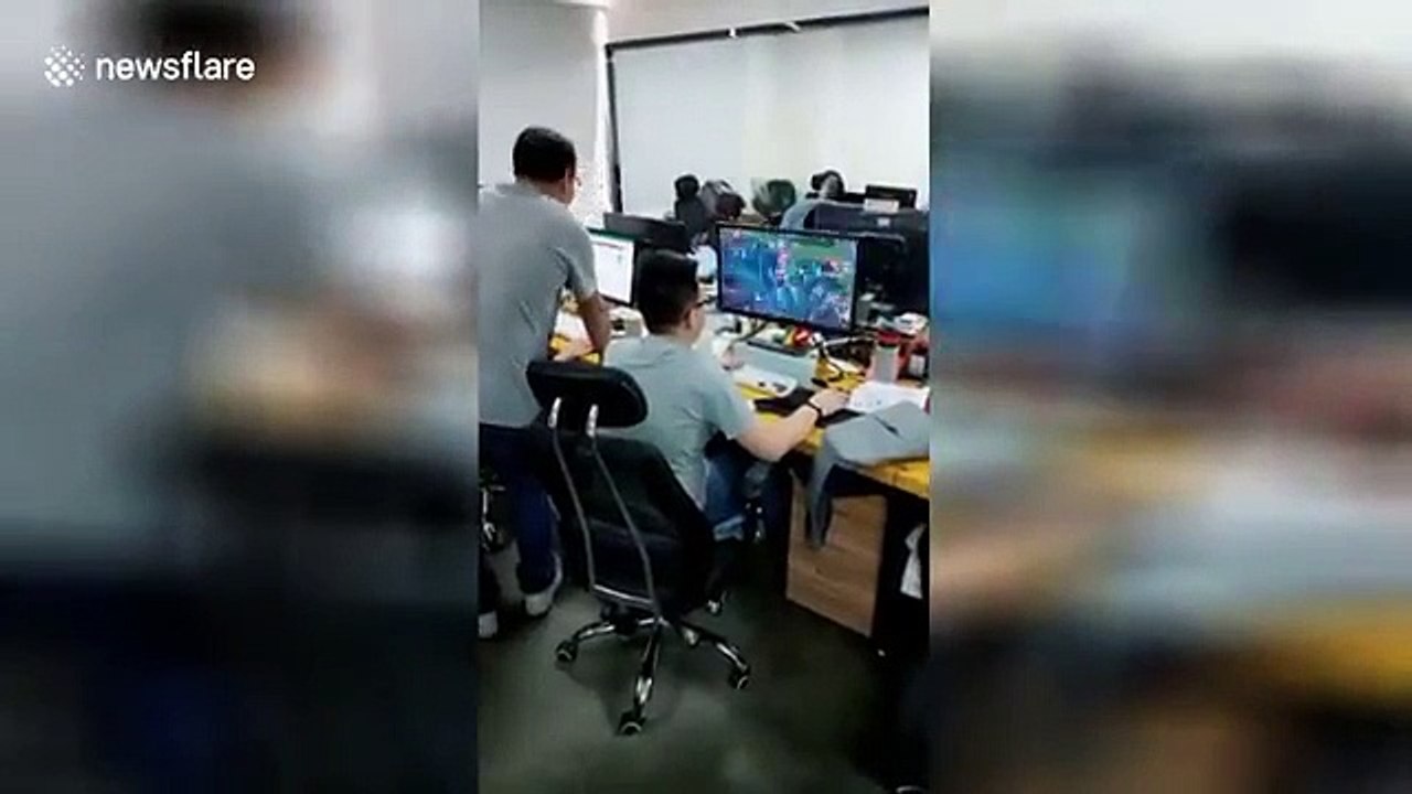 Cet employé joue sur son ordi devant son boss sans qu'il ne voit !