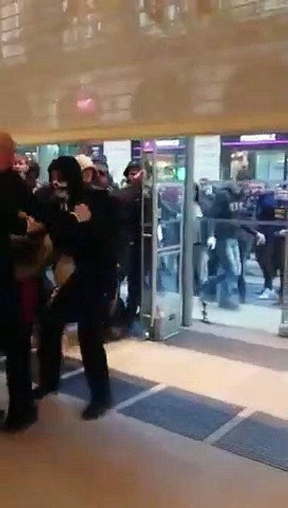 Regardez ces deux vigiles des Galeries Lafayette qui, malgré les coups, empêchent les casseurs d'entrer dans le magasin