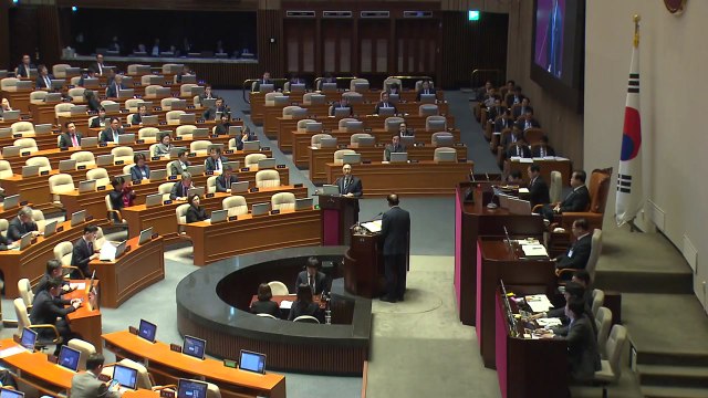 경제 성적표 최악?...소득주도성장 또 격론 / YTN