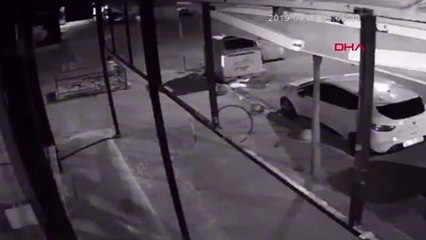 İstanbul Özel) Avcılar'da Rögar Kapağı Çalan Kağıt Toplayıcısı Kamerada