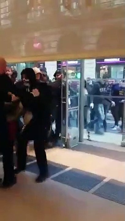 Regardez ces deux vigiles des Galeries Lafayette qui, malgré les coups, empêchent les casseurs d'entrer dans le magasin