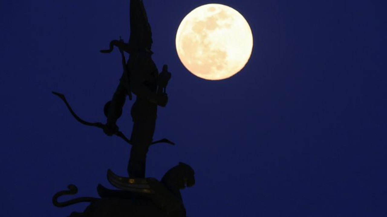 Supermond erstrahlt über Portugal