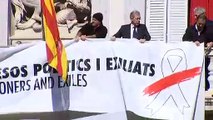 La Generalitat tapa la pancarta con otra con el mismo mensaje pero con un lazo blanco